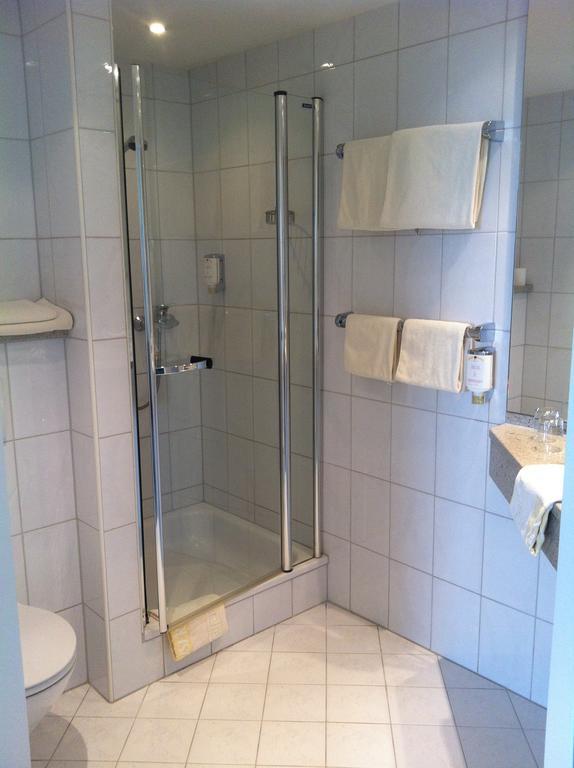 Hauser An Der Universitaet